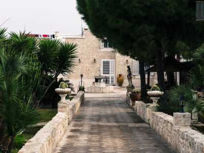 Una villette con il giardino ben curato